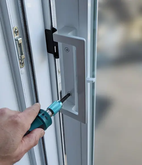 Fenêtre Nord — Réparation de fenêtres PVC, aluminium et bois à Lille — Technicien qualifié intervenant sur un mécanisme de fenêtre