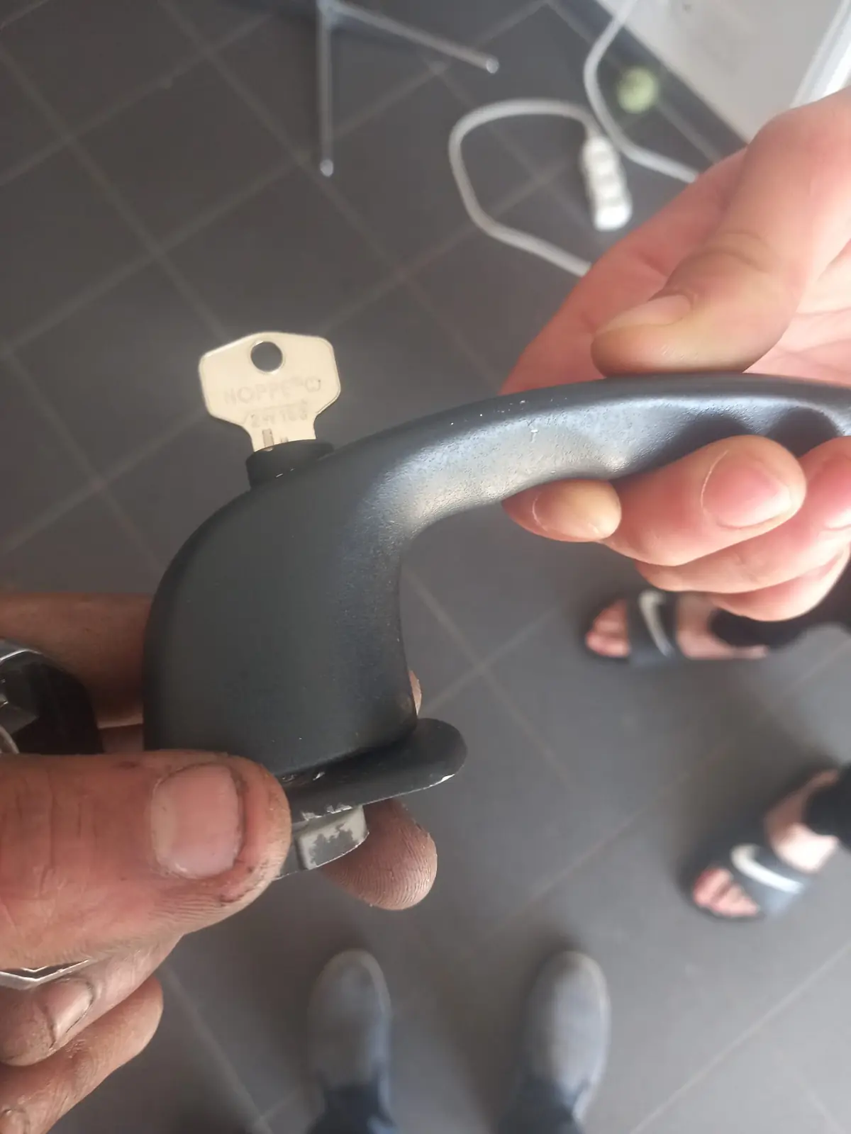 Fenêtre Nord — Remplacement de joints d'étanchéité sur fenêtre à Lille — Technicien posant des joints neufs sur menuiserie PVC